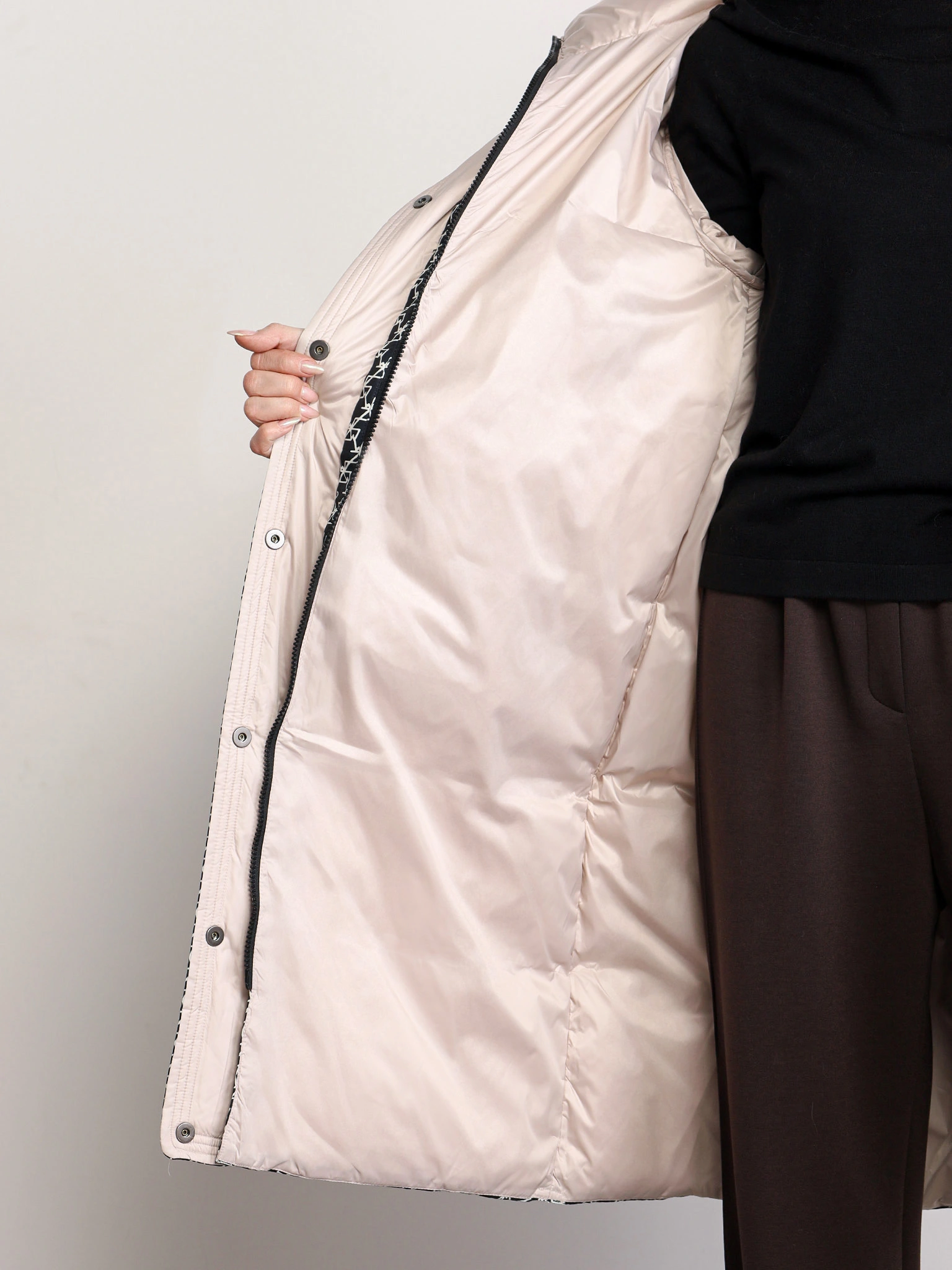 Пуховик черного цвета с капюшоном